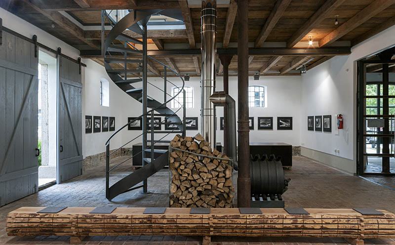 Ausstellungsraum in alter Fabrikhalle