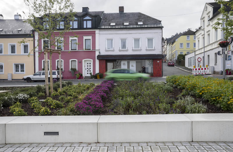 Freifläche mit Promenade und Kunst im öffentlichen Raum