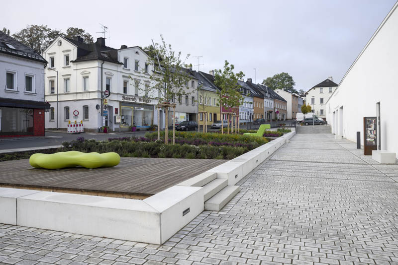 Freifläche mit Promenade und Kunst im öffentlichen Raum