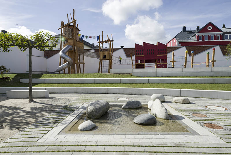 Multifunktionaler innerstädtischer Freiraum mit Spielplatz